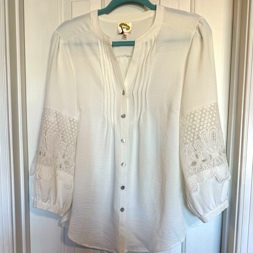 Anthropologie Fig and Flower White Blouse with 3/4 Sleeves Lace Detail Size M